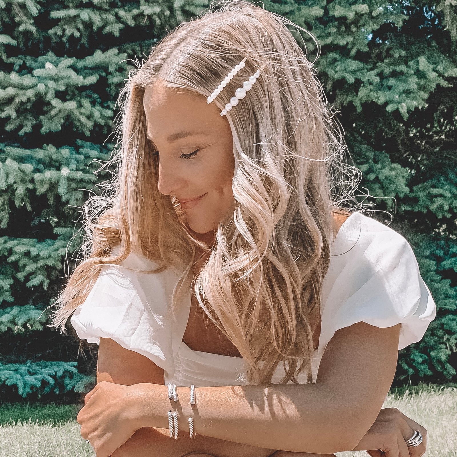 Collarbone Ash Blonde Waves with Curtain Bangs and Pearl Pins Collarbone Ash Blonde Waves with Curtain Bangs and Pearl Pins — Hair with Clips