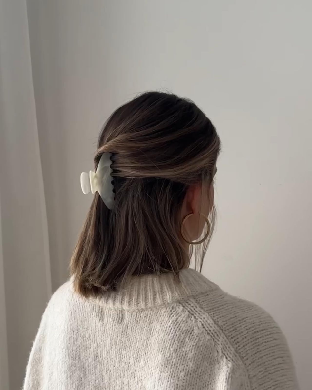 Medium Brown Wavy Hair Low Bun with Tortoiseshell Clip Medium Brown Wavy Hair Low Bun with Tortoiseshell Clip — Hair with Clips