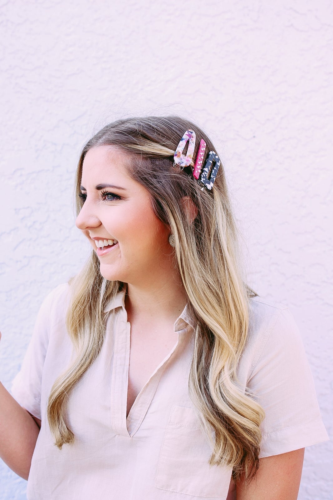Collarbone Wavy Blonde Hair with Side-Swept Bangs and Clips Collarbone Wavy Blonde Hair with Side-Swept Bangs and Clips — Hair with Clips