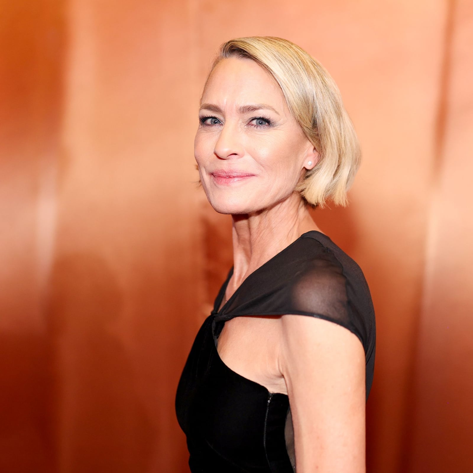 Chin-Length Blonde Bob With Sharp Line and Side Parting Chin-Length Blonde Bob With Sharp Line and Side Parting — Haircuts for Women