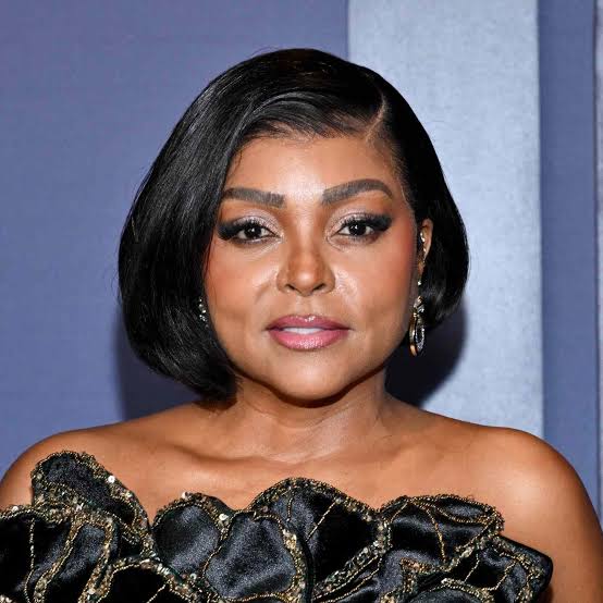 Chin Length Black Bob With Side Sweep Chin Length Black Bob With Side Sweep — Hairstyles for Round Face