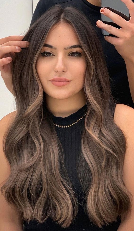 Mid-Back Wavy Layers With Balayage Mid-Back Wavy Layers With Balayage — Hairstyles for Round Face