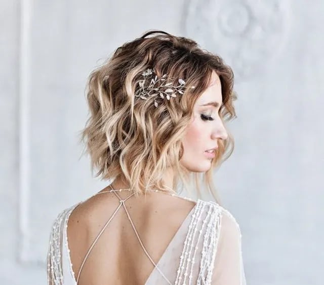 Ash Blonde Wavy Bob With Decorative Comb Ash Blonde Wavy Bob With Decorative Comb — Hairstyles for Wedding