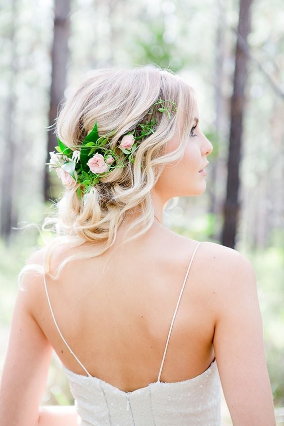 Blonde Loose Updo With Curls and Flowers Blonde Loose Updo With Curls and Flowers — Hairstyles for Wedding