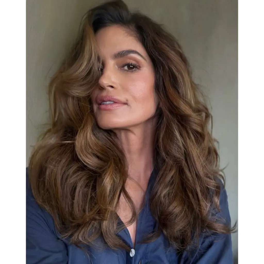 Voluminous Wavy Brown Hair With Curtain Bangs — Hairstyles Pictures