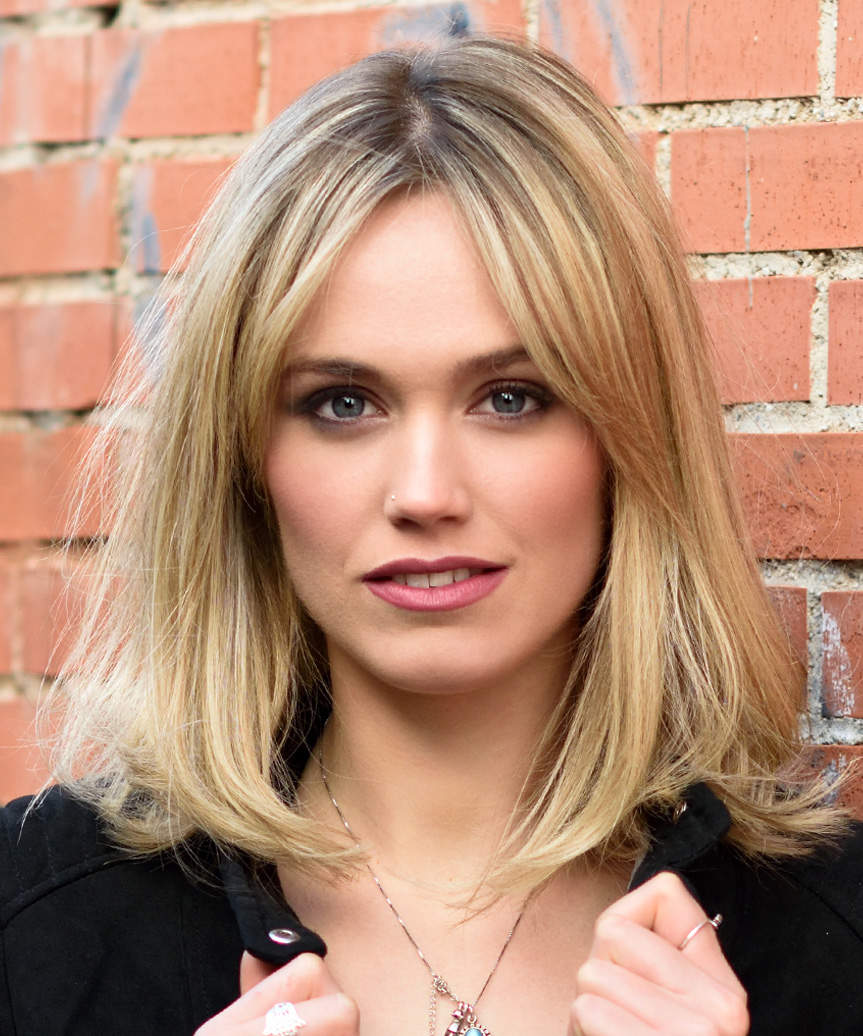Blonde Collarbone Bob With Curtain Bangs — Hairstyles Pictures