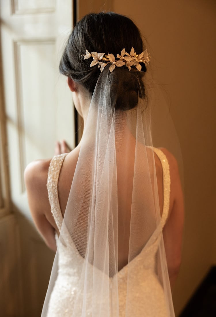 Brunette Mid-Back Loose Waves With Lace Veil Brunette Mid-Back Loose Waves With Lace Veil — Hairstyles with Veil