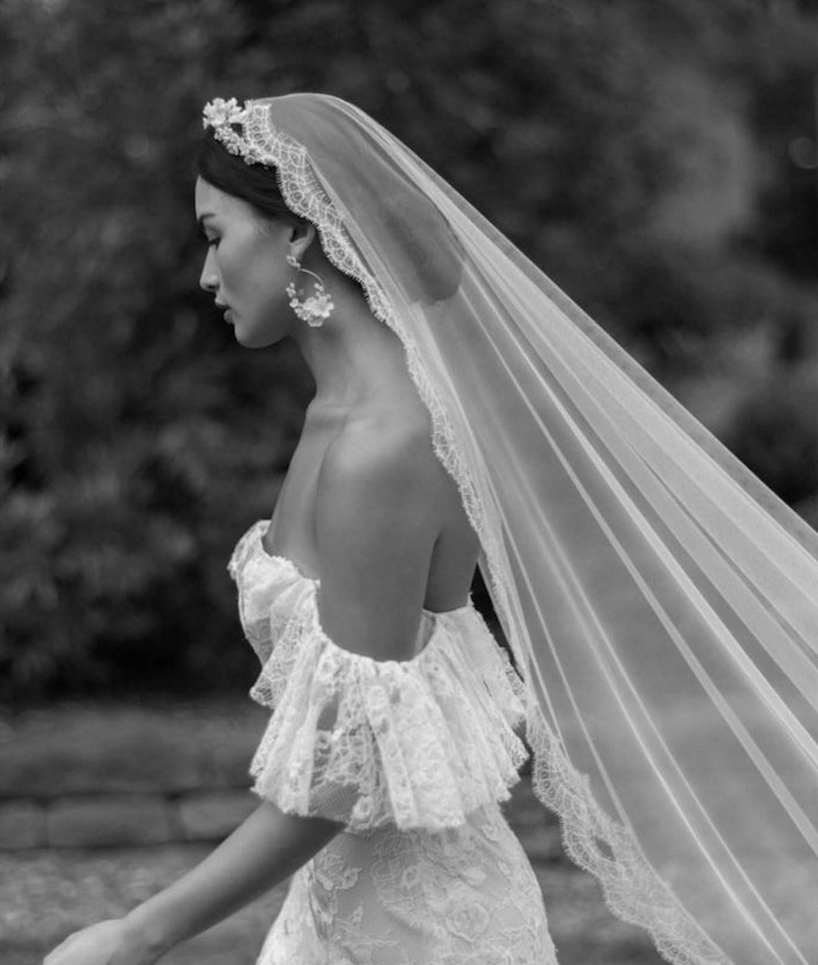 Long Dark Brown Loose Waves With Dramatic Veil Long Dark Brown Loose Waves With Dramatic Veil — Hairstyles with Veil