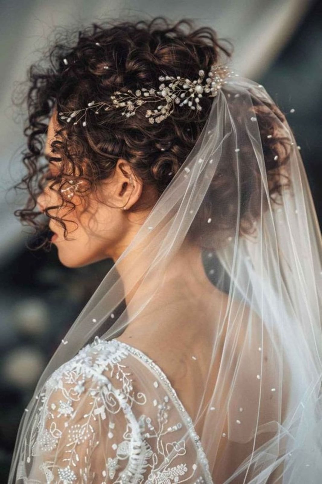 Dark Thick Curly Hair Loose Updo With Pearls Dark Thick Curly Hair Loose Updo With Pearls — Hairstyles with Veil