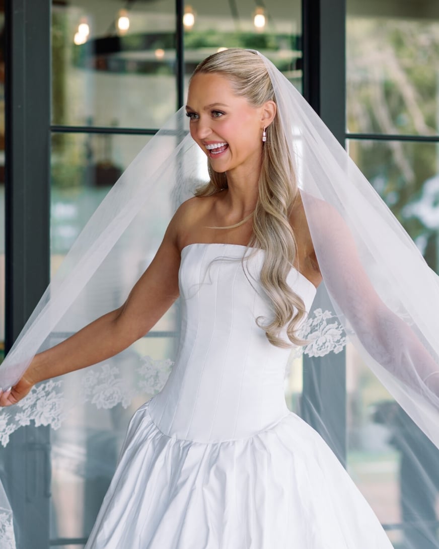 Long Blonde Loose Waves With Flowing Veil Long Blonde Loose Waves With Flowing Veil — Hairstyles with Veil