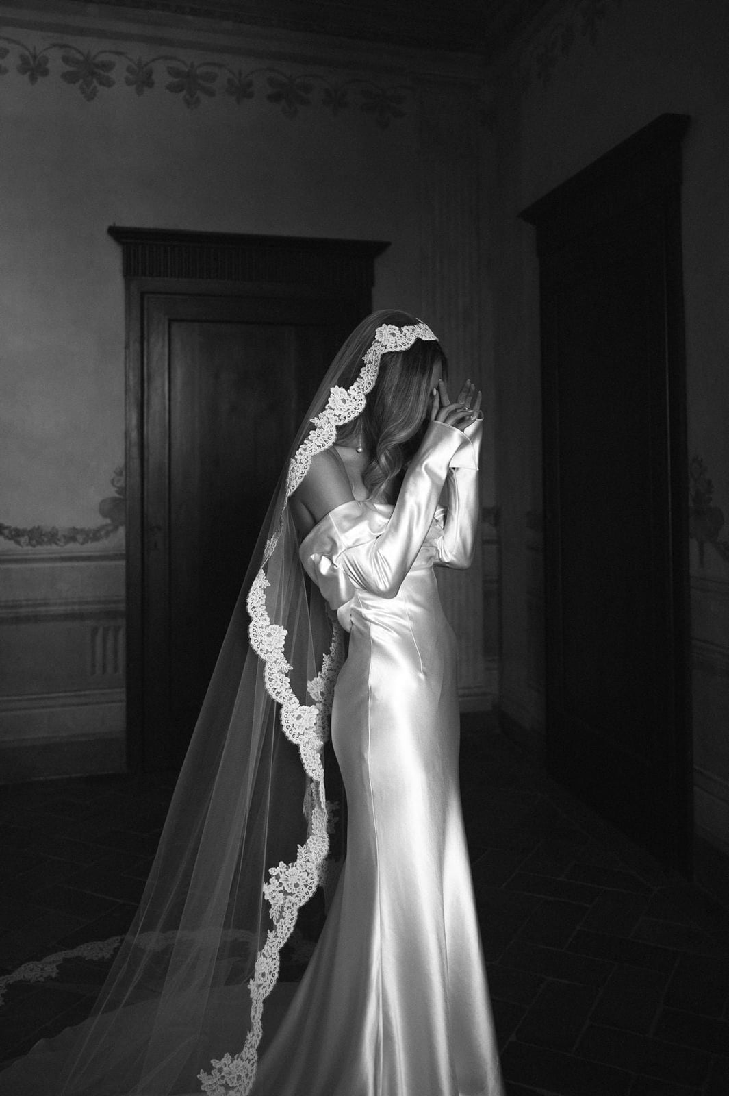 Blonde Mid-Back Soft Waves With Lace Edge Veil Blonde Mid-Back Soft Waves With Lace Edge Veil — Hairstyles with Veil