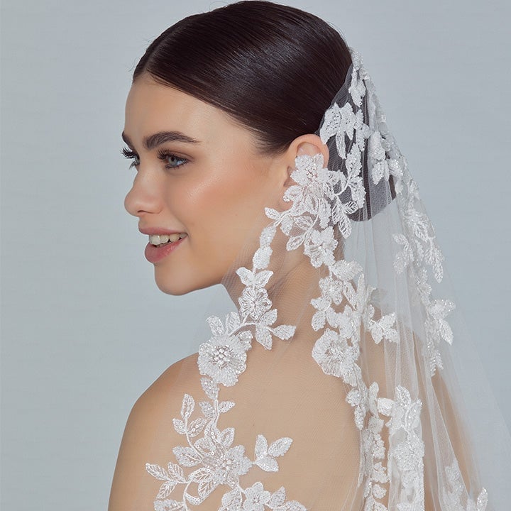 Sleek Chin Length Bun With Lace Veil Sleek Chin Length Bun With Lace Veil — Hairstyles with Veil