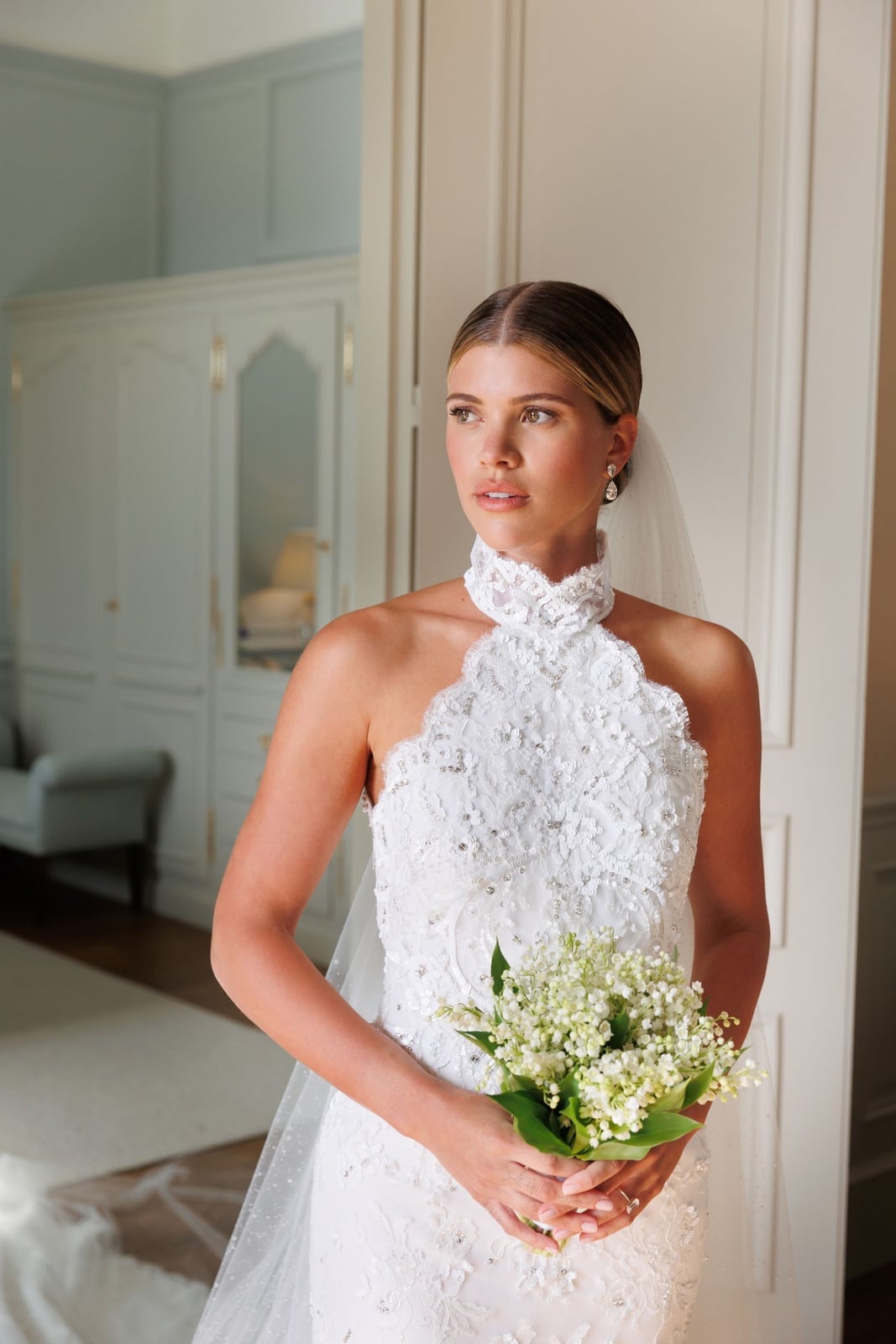 Smooth Blonde Shoulder Length Pulled Back Style Smooth Blonde Shoulder Length Pulled Back Style — Hairstyles with Veil