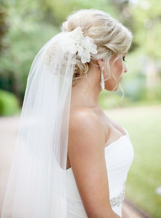 Blonde Collarbone Chignon With Floral Accessory Blonde Collarbone Chignon With Floral Accessory — Hairstyles with Veil