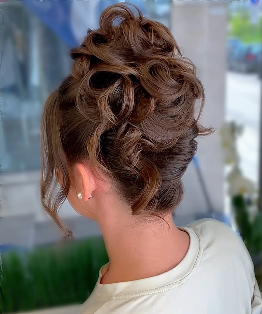 Honey Blonde Wavy High Bun Back View Honey Blonde Wavy High Bun Back View — High Bun Hairstyles
