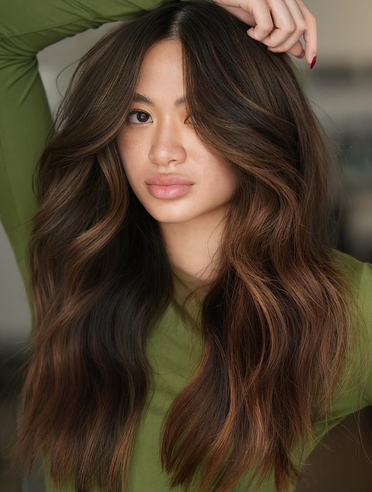 Dark Brown Mid-Back With Face Framing Highlights, Close-Up Take — Highlights in Brown Hair