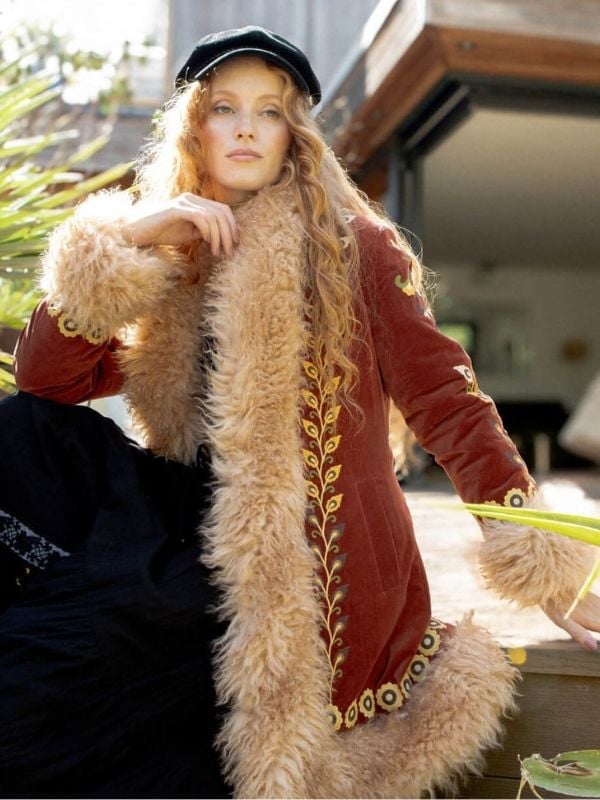 Rust Velvet Coat With Faux Fur Trim, Close-Up Take Rust Velvet Coat With Faux Fur Trim, Close-Up Take — Hippie Outfits