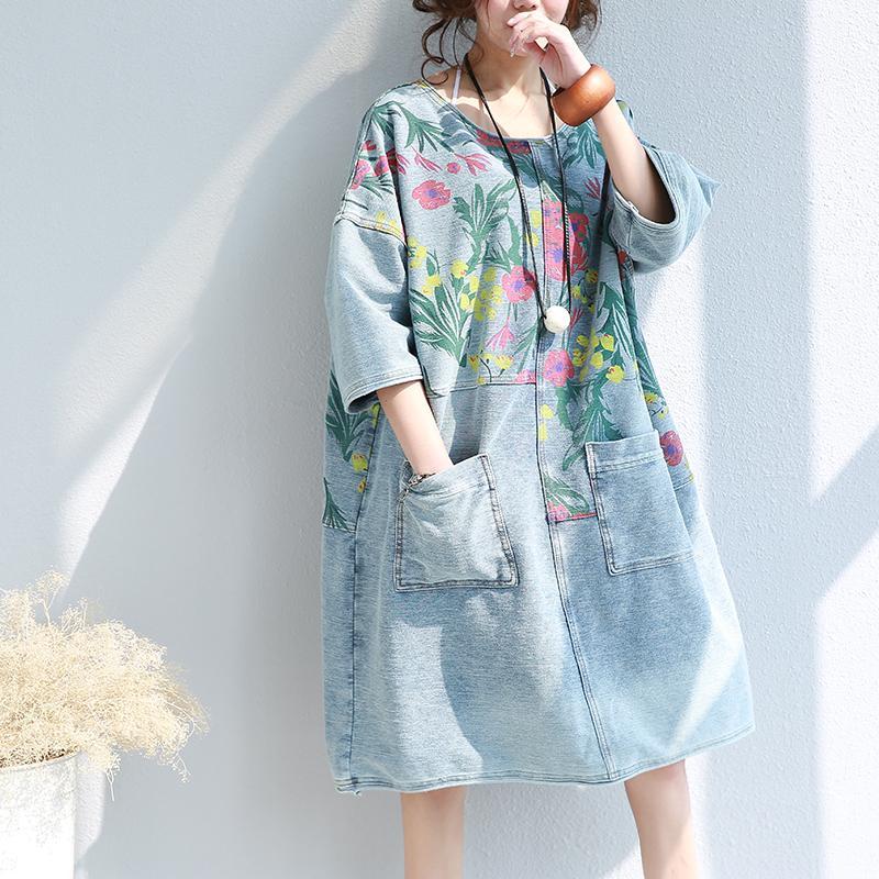 Denim Dress With Floral Print Pockets, Close-Up Take Denim Dress With Floral Print Pockets, Close-Up Take — Hippie Outfits
