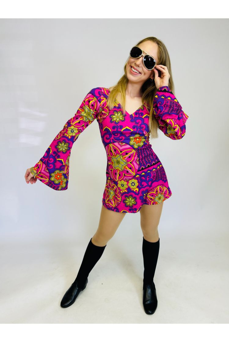 Psychedelic Mini Dress With Bell Sleeves and Black Low Boots Psychedelic Mini Dress With Bell Sleeves and Black Low Boots — Hippie Outfits