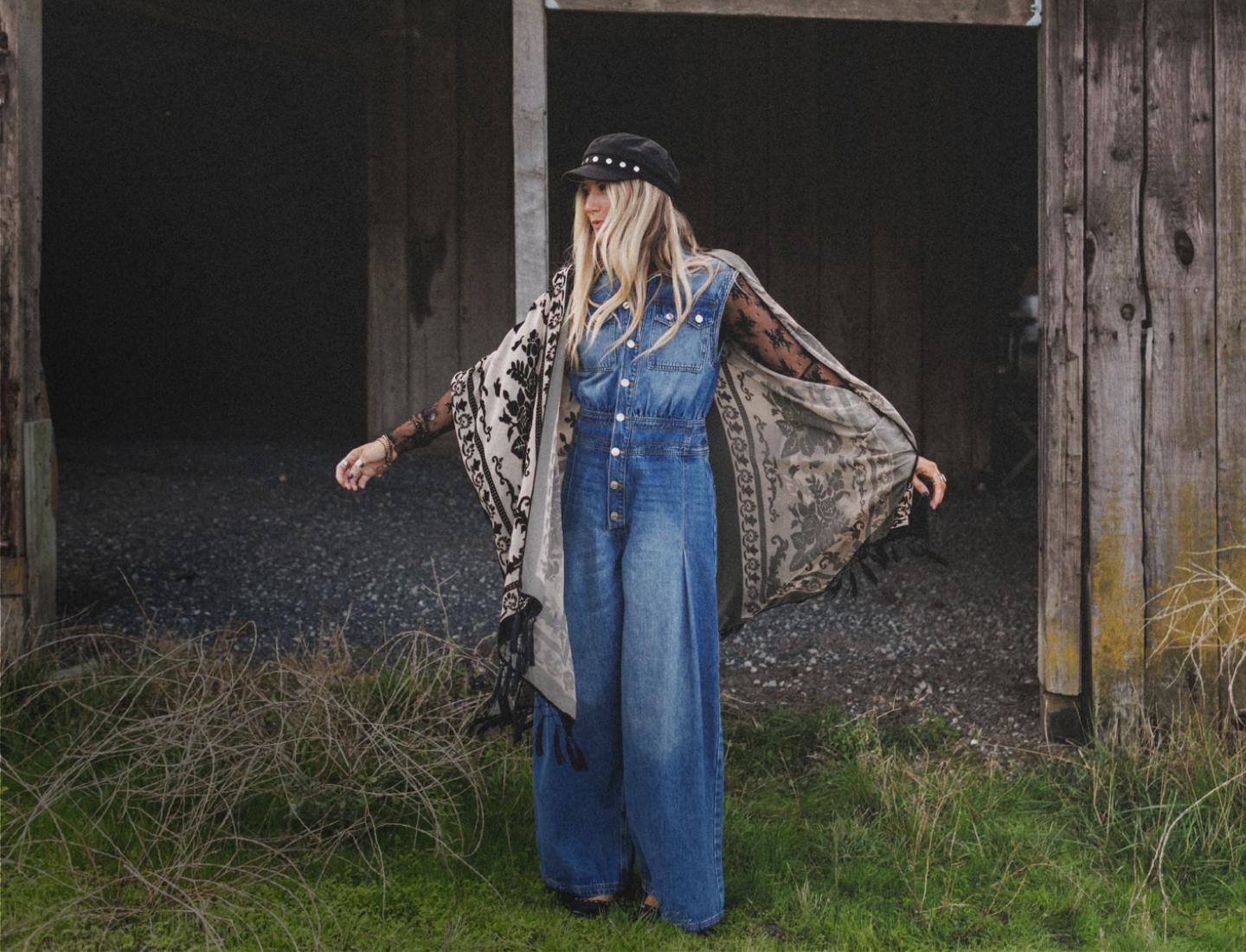 Denim Jumpsuit With Patterned Kimono Cardigan, Close-Up Take Denim Jumpsuit With Patterned Kimono Cardigan, Close-Up Take — Hippie Outfits