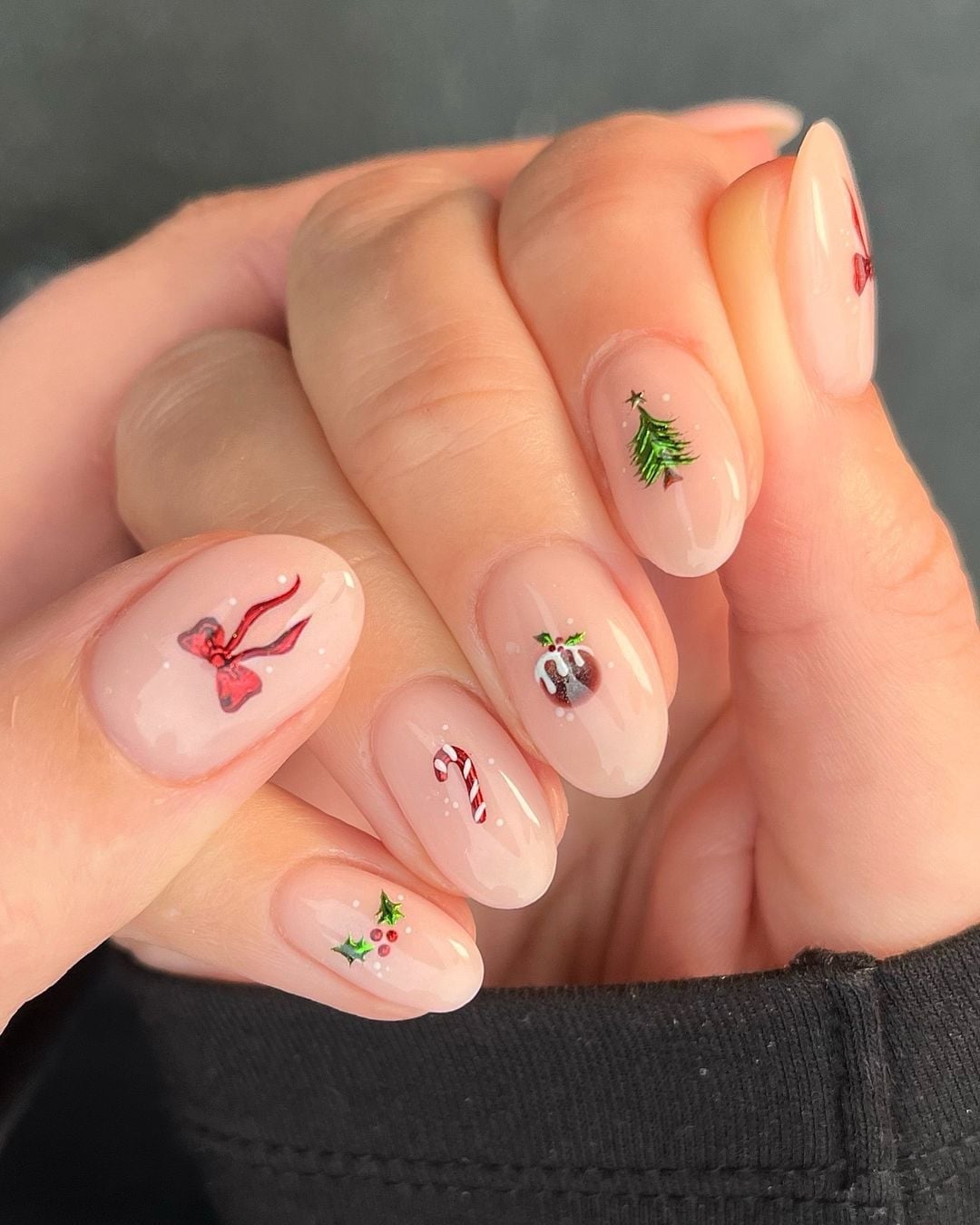 Short Oval Christmas Motif Accent Nails Short Oval Christmas Motif Accent Nails — Holiday Nail Designs