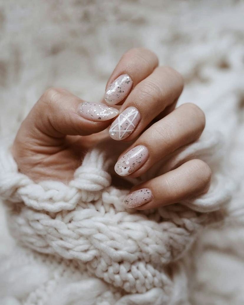 Medium Oval Beige Glitter Geometric Nails Medium Oval Beige Glitter Geometric Nails — Holiday Nails