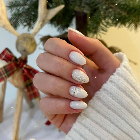 Short Oval Milky White Gold Snowflake Nails Short Oval Milky White Gold Snowflake Nails — Holiday Nails
