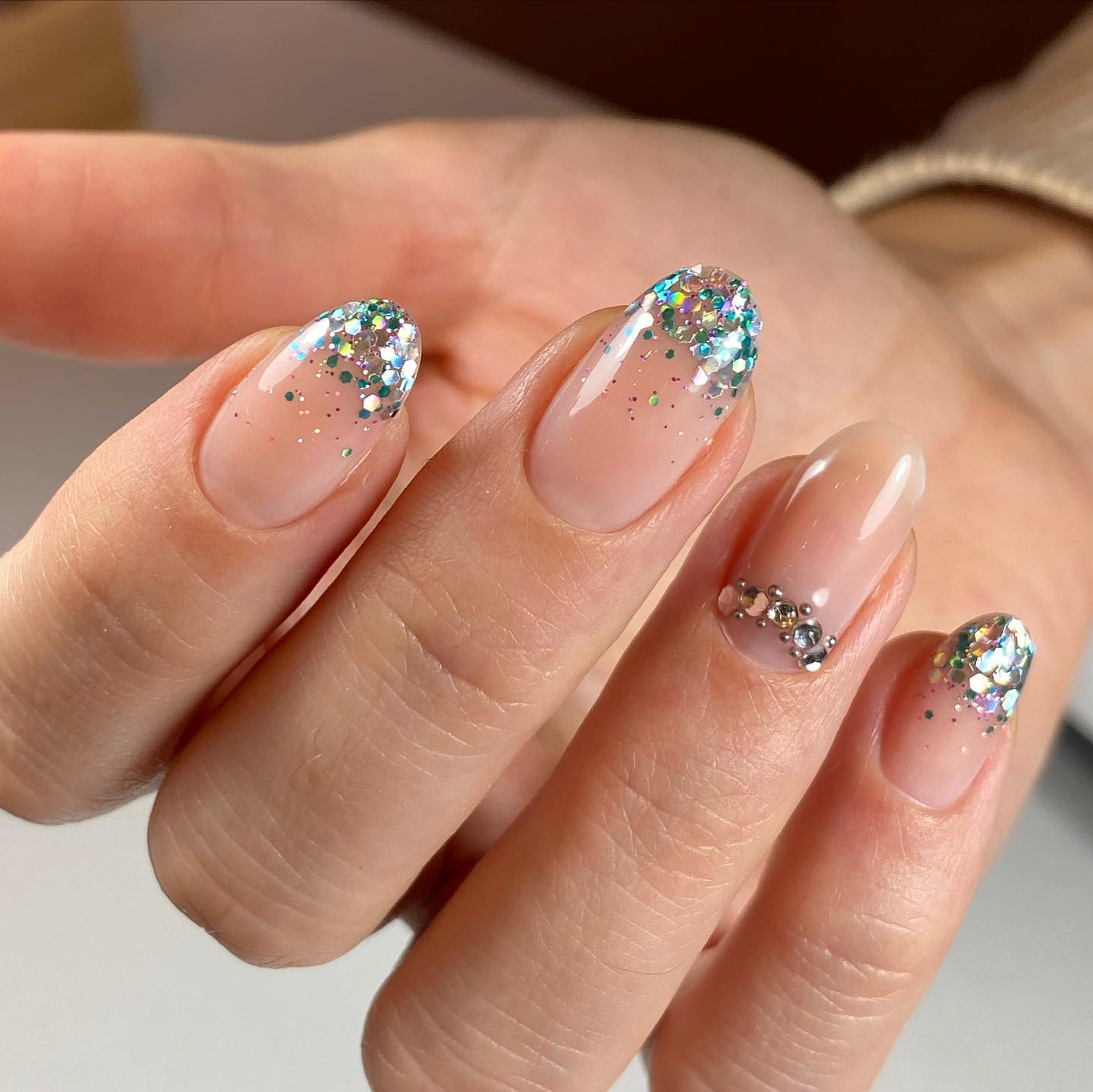 Medium Oval Iridescent Chunky Glitter Nails Medium Oval Iridescent Chunky Glitter Nails — Holiday Nails