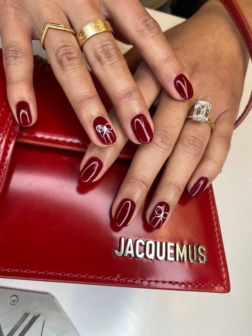 Short Oval Deep Red White Bow Nails Short Oval Deep Red White Bow Nails — Holiday Nails