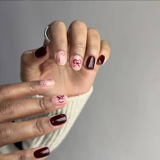Short Round Deep Red Pink Bow Nails Short Round Deep Red Pink Bow Nails — Holiday Nails