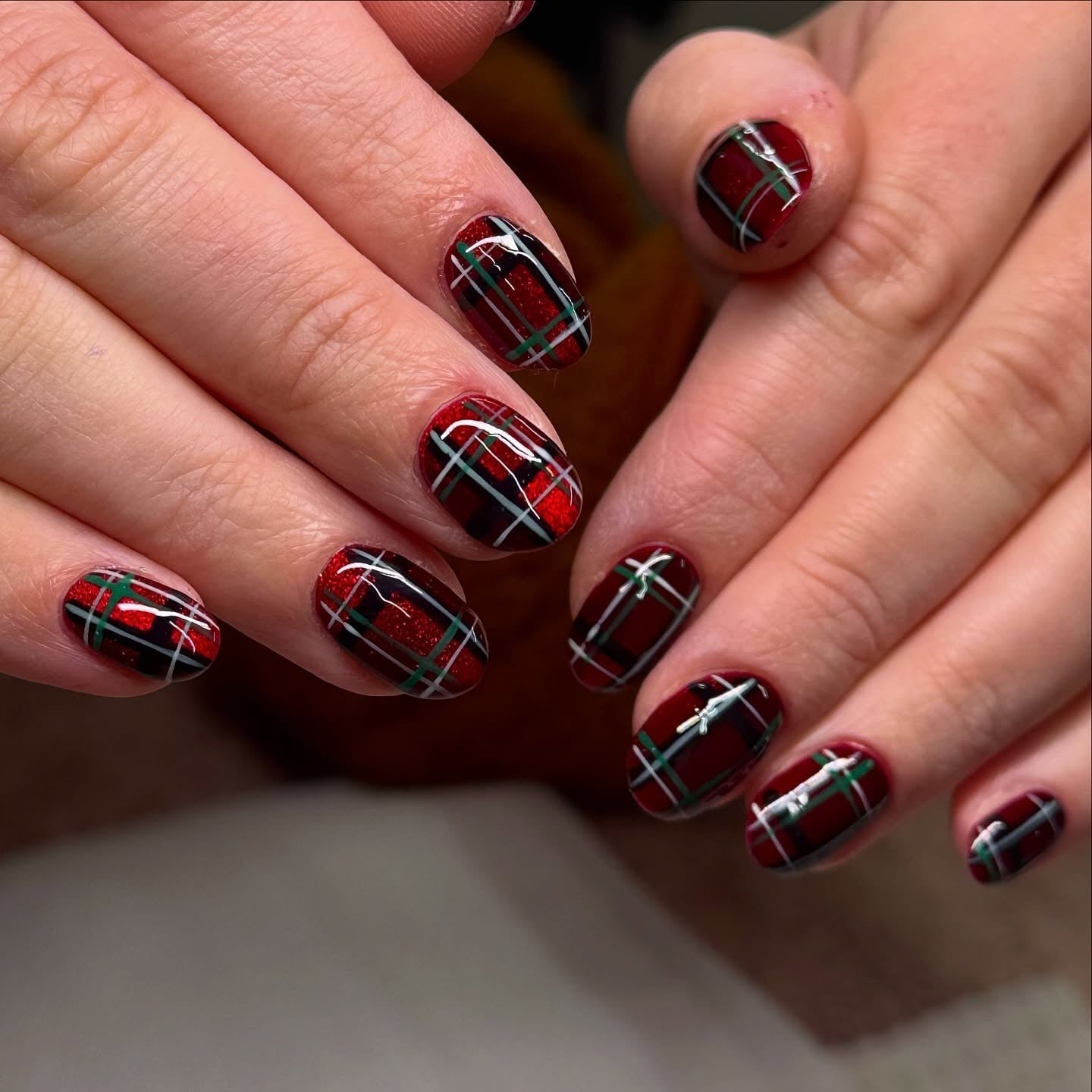 Medium Oval Red Black Plaid Glitter Nails Medium Oval Red Black Plaid Glitter Nails — Holiday Nails