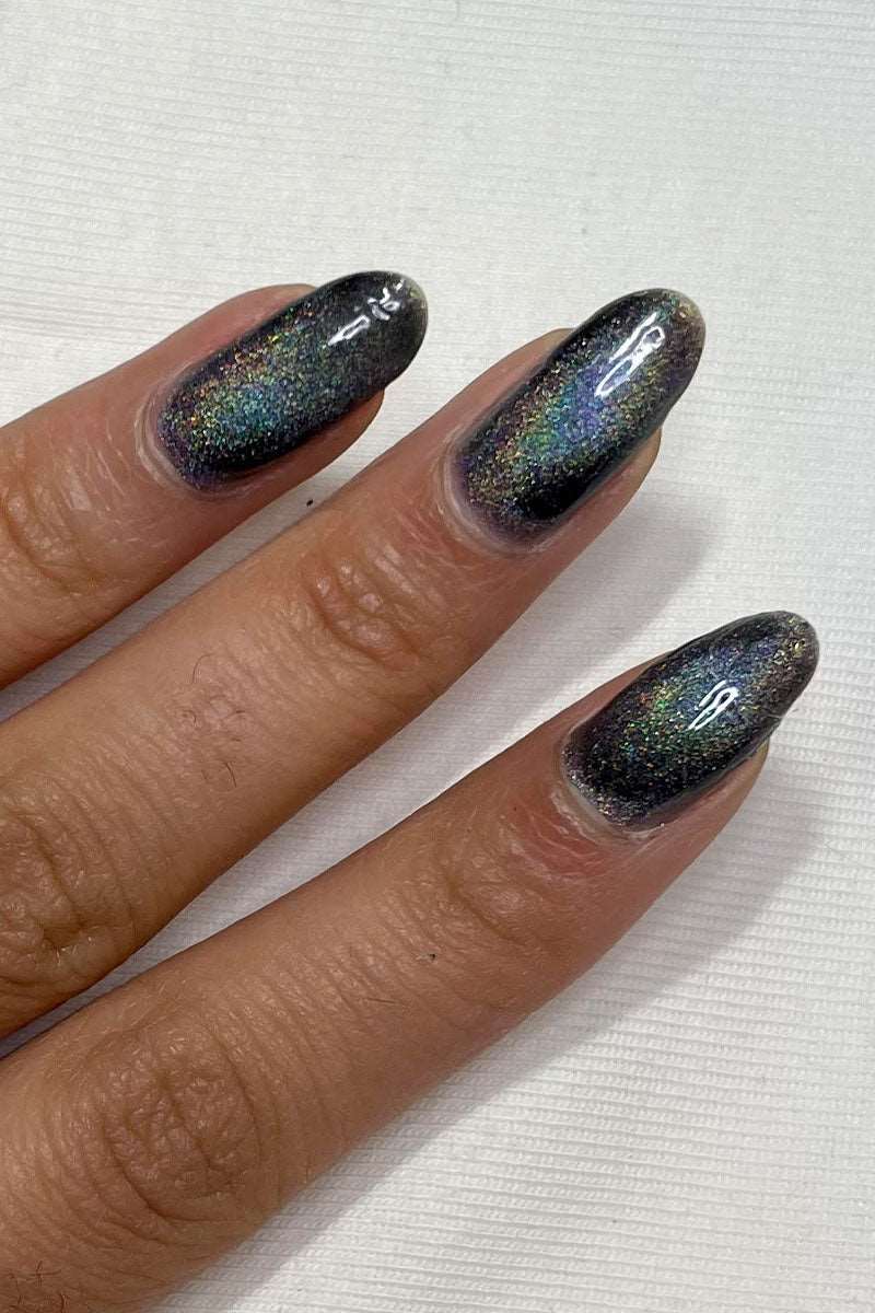 Deep Black Velvet Cat-Eye Short Almond Nails Deep Black Velvet Cat-Eye Short Almond Nails — Holographic Nails