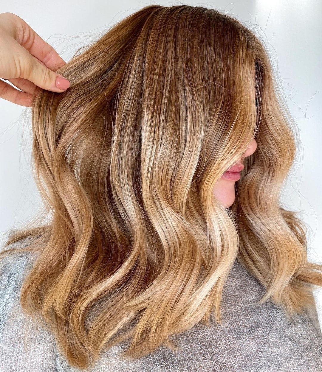 Dimensional Mid-Back Honey Blonde With Soft Waves