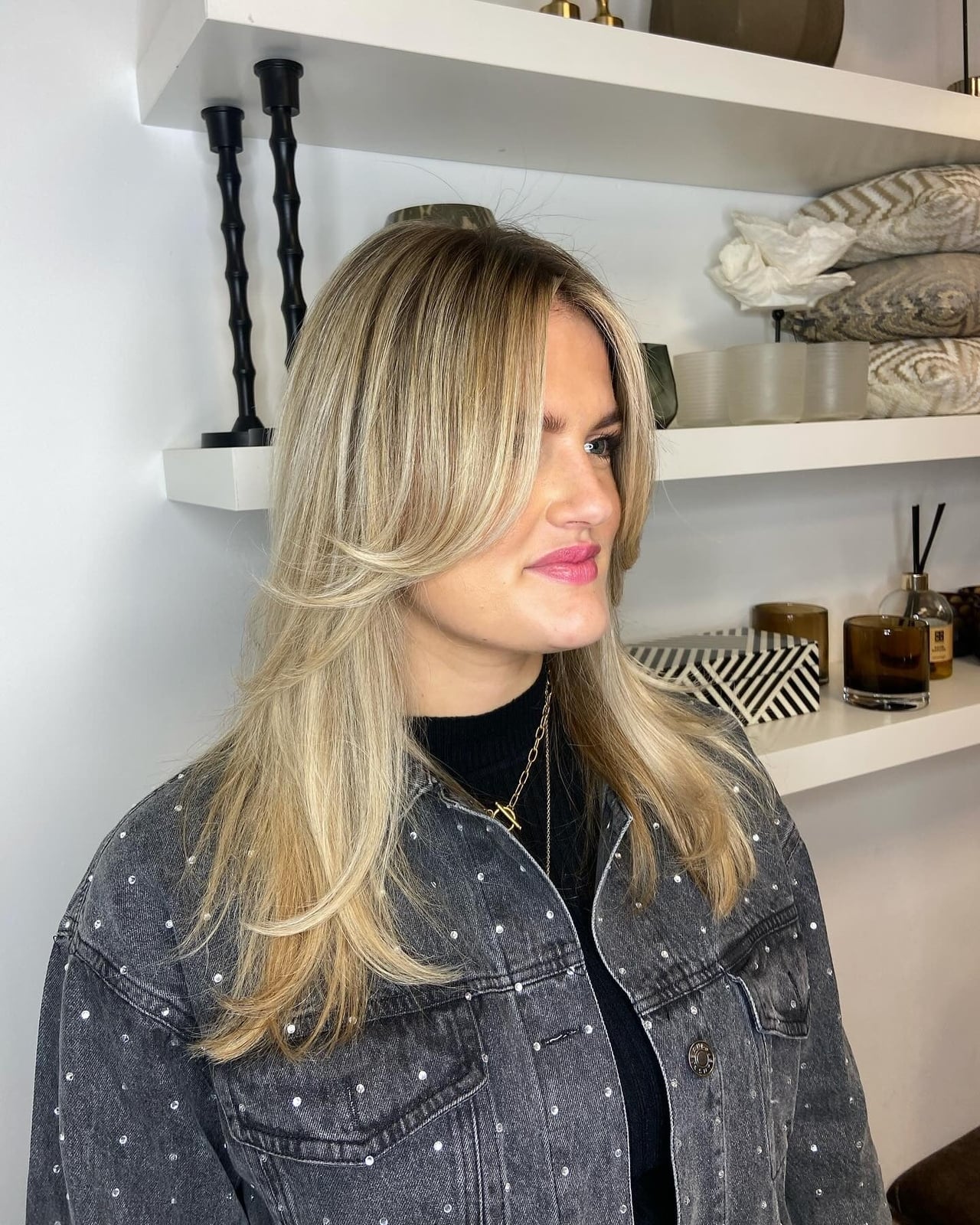Collarbone Honey Blonde With Face-Framing Layers and Balayage