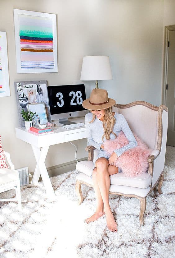 Gray Knit Dress with a Fedora Hat Gray Knit Dress with a Fedora Hat — House Outfit Ideas