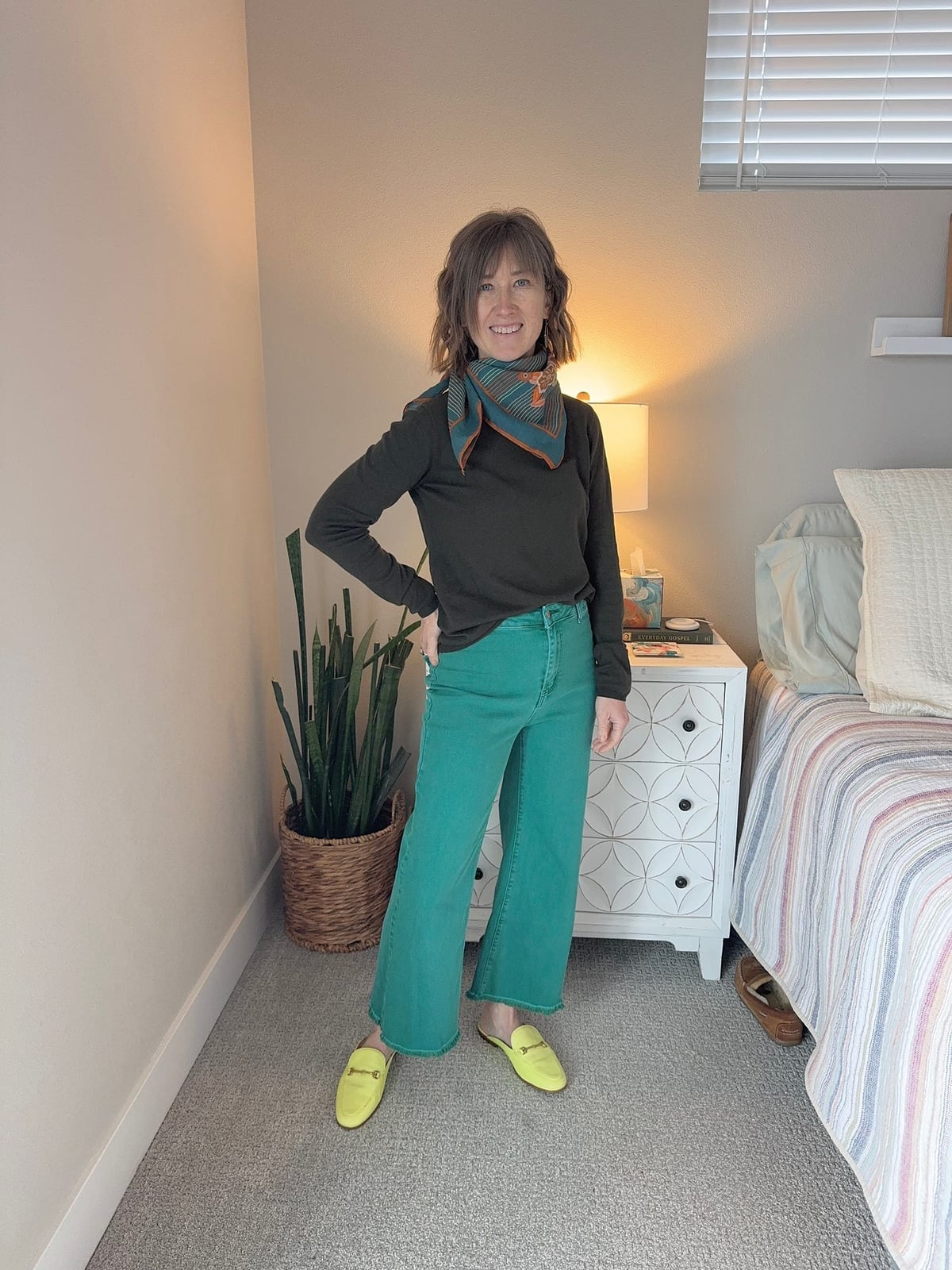Emerald Green Wide-Leg Jeans with Dark Green Top Emerald Green Wide-Leg Jeans with Dark Green Top — House Outfit Ideas