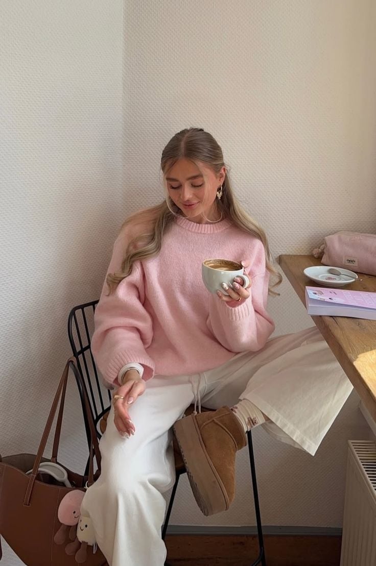 Oversized Pink Sweater with Cream Fleece-Lined Pants Oversized Pink Sweater with Cream Fleece-Lined Pants — House Outfit Ideas