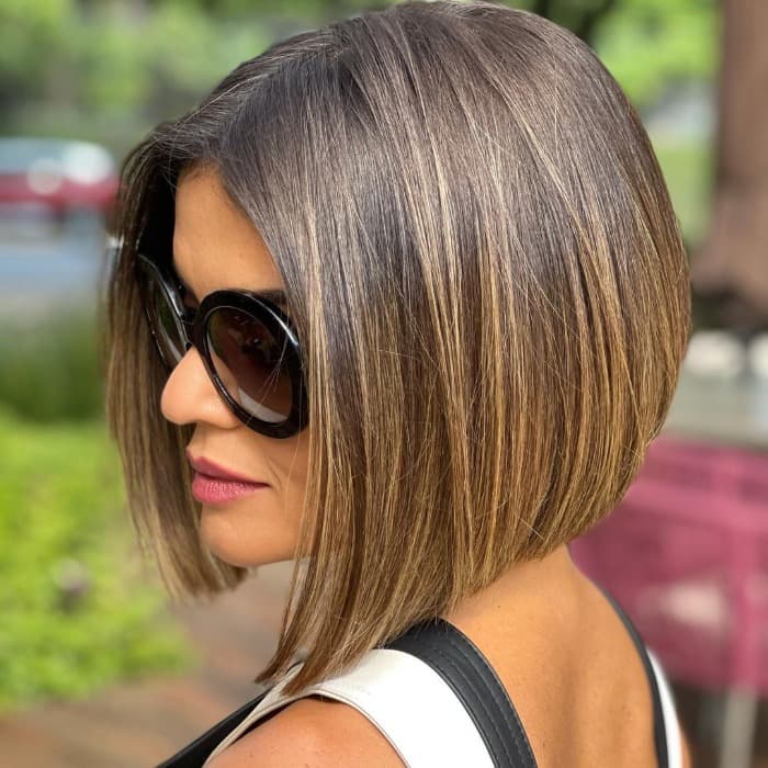 Collarbone Inverted Bob With Blonde Highlights Collarbone Inverted Bob With Blonde Highlights