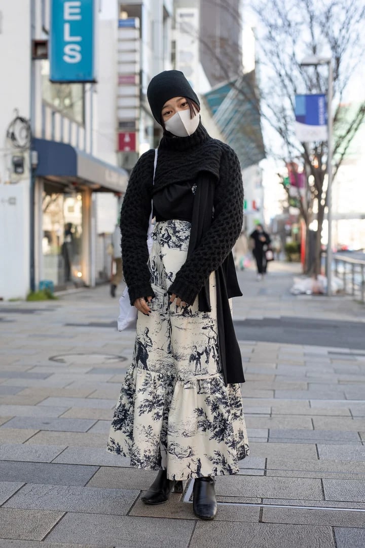Chunky Knit Sweater Over Turtleneck With Tiered Maxi Skirt — Japan Outfits