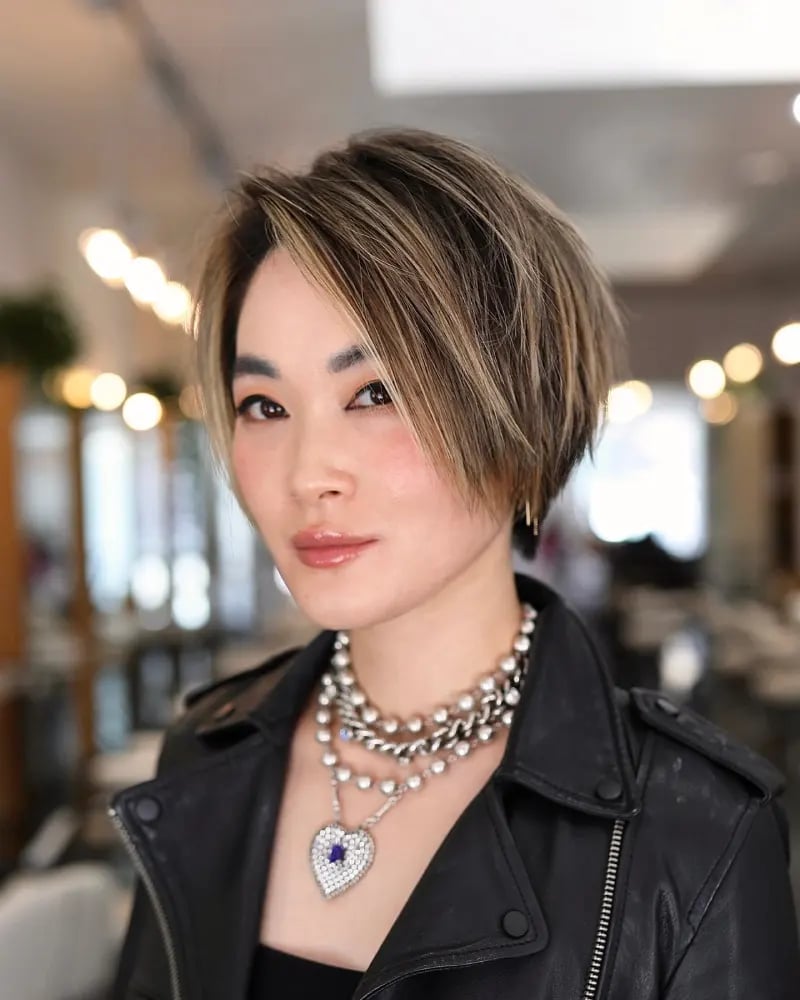 Short Layered Bob With Side-Swept Bangs Short Layered Bob With Side-Swept Bangs — Japanese Hairstyles