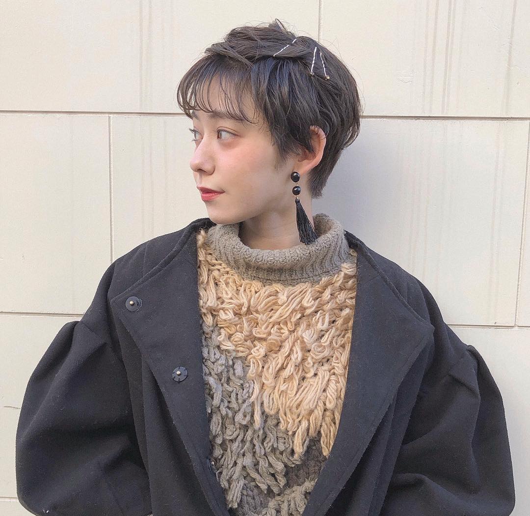 Textured Dark Brown Pixie With Side Bangs Textured Dark Brown Pixie With Side Bangs — Japanese Hairstyles