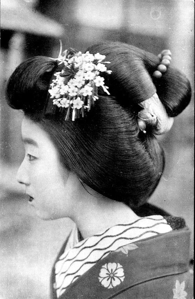 Shimada Hairstyle With Flower Accent Shimada Hairstyle With Flower Accent — Japanese Hairstyles