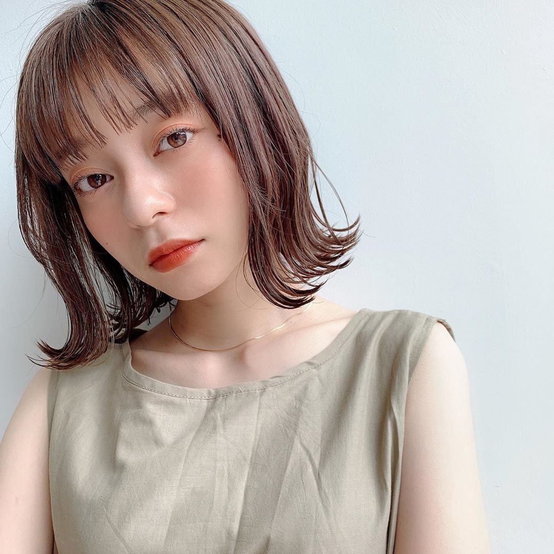 Chin Length Wavy Bob With Blunt Bangs and Brown With Subtle Highlights Chin Length Wavy Bob With Blunt Bangs and Brown With Subtle Highlights — Japanese Hairstyles