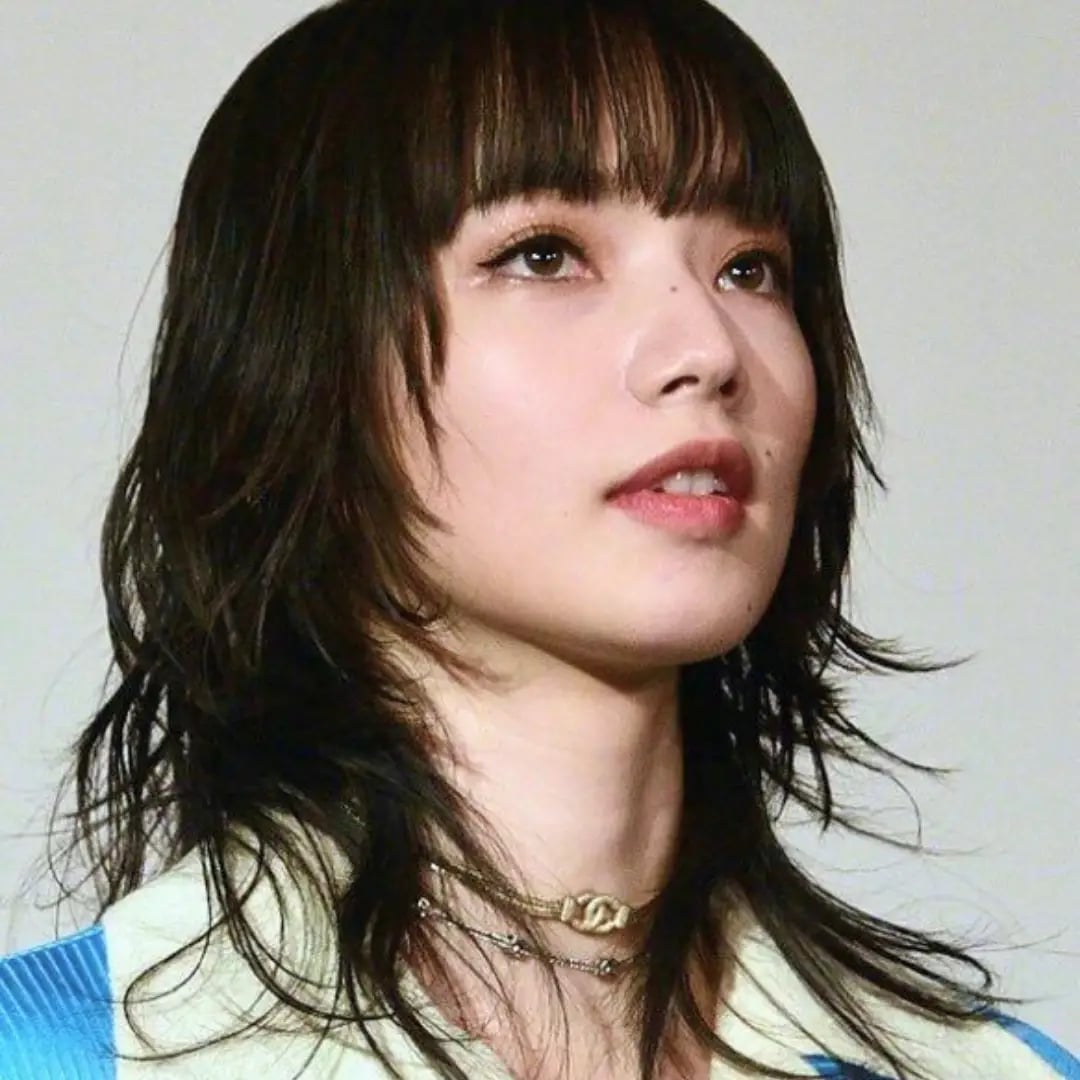 Textured Collarbone Shag With Blunt Bangs Textured Collarbone Shag With Blunt Bangs — Japanese Hairstyles