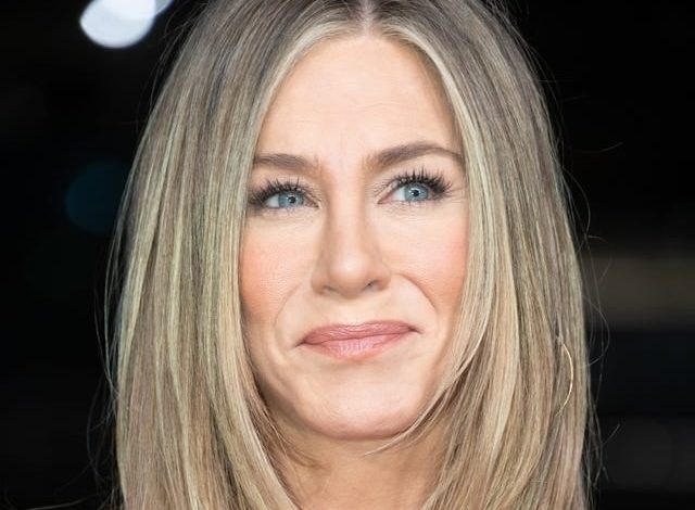 Jennifer Aniston has debuted a modern take on "The Rachel" cut
