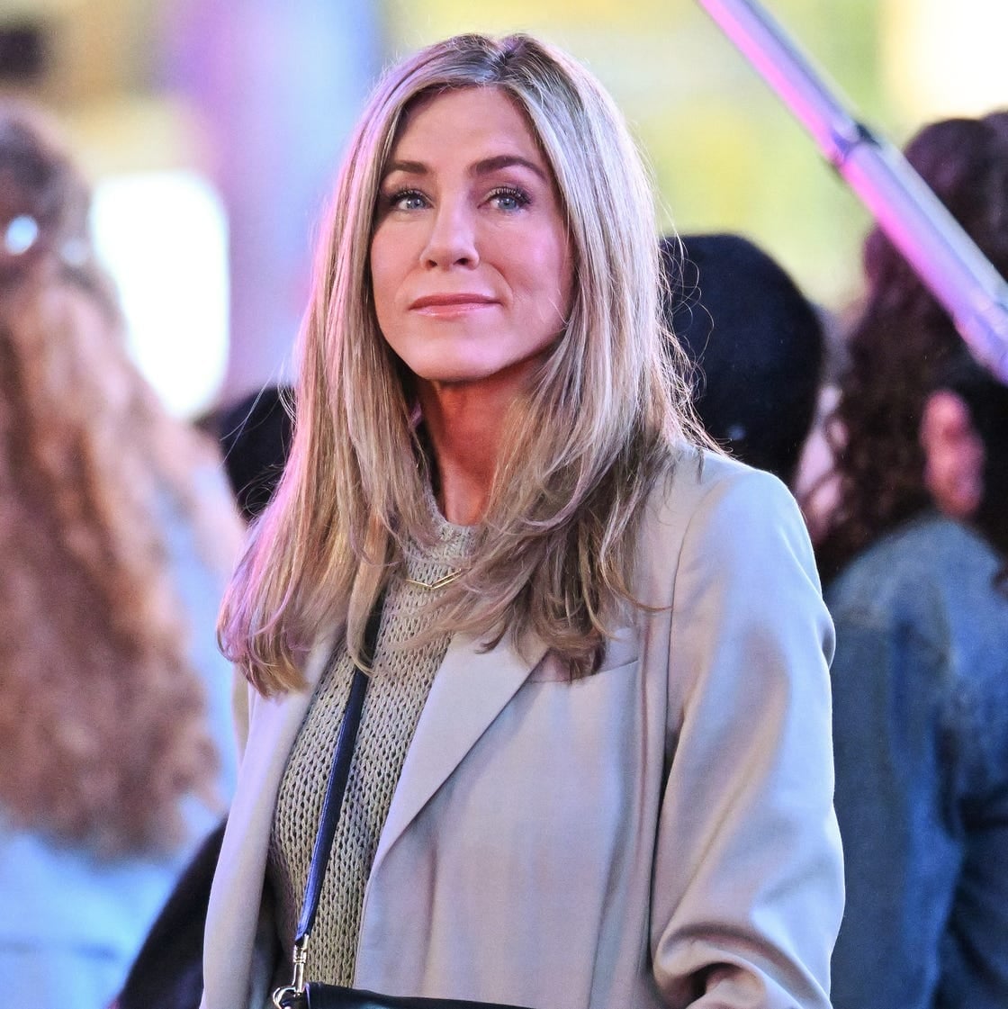Cowboy Blonde Collarbone Cut With Curtain Bangs, Close-Up Take — Jennifer Aniston Hair