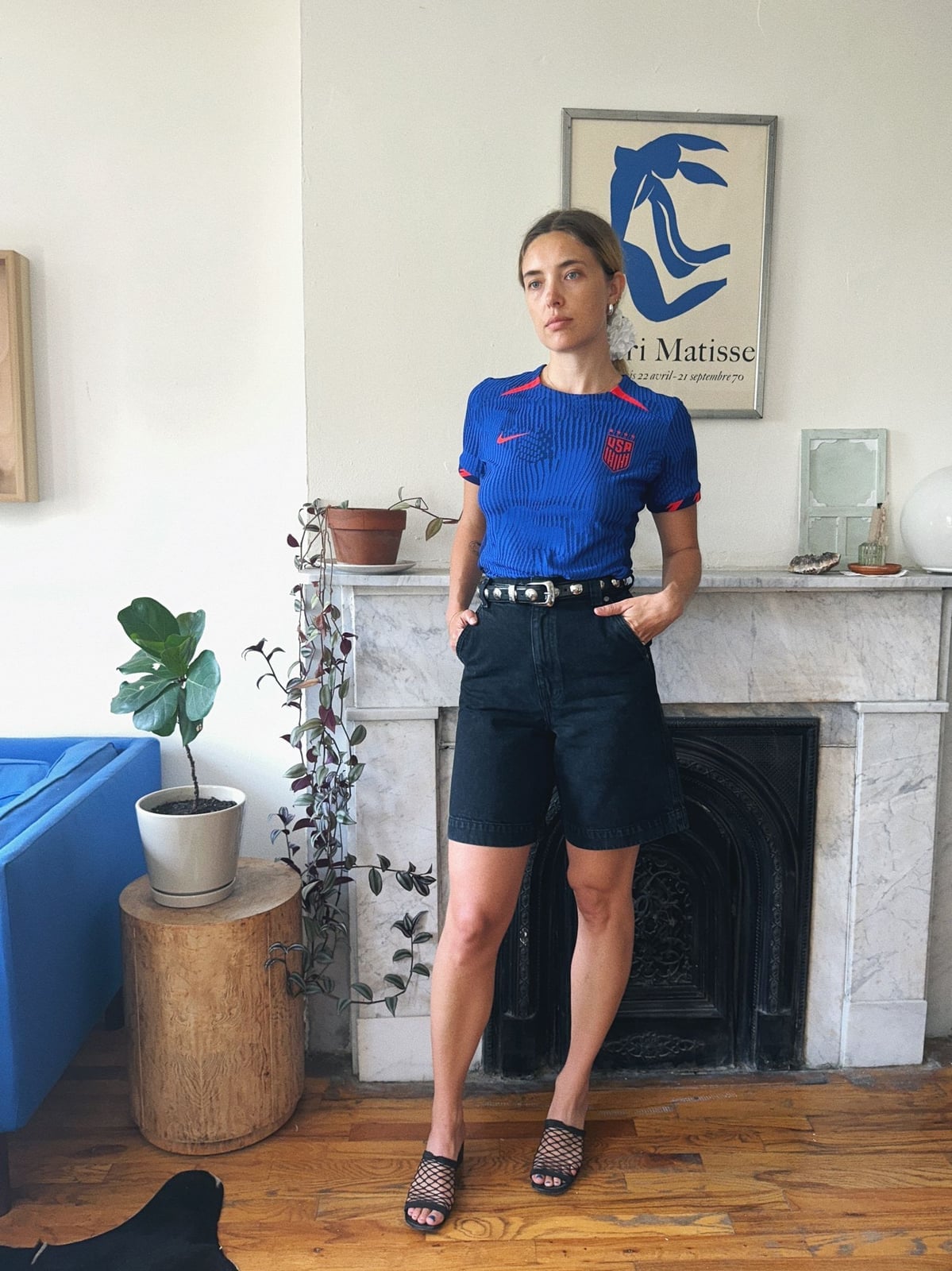 Jersey with Knee-Length Bermuda Shorts and Black Belt — Jersey Outfit