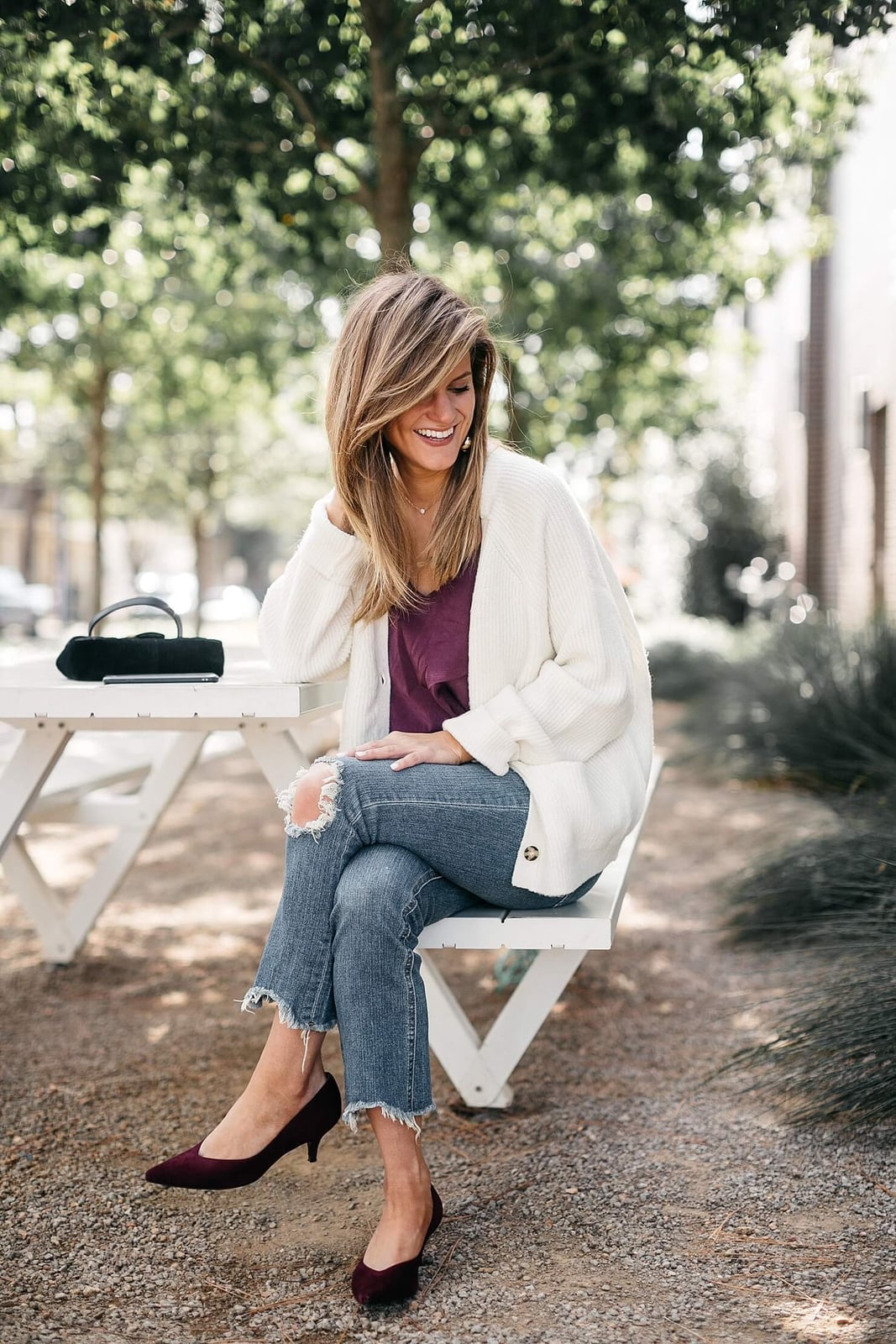 Burgundy Kitten Heels With Distressed Jeans and Knit Cardigan Burgundy Kitten Heels With Distressed Jeans and Knit Cardigan — Kitten Heels Outfits