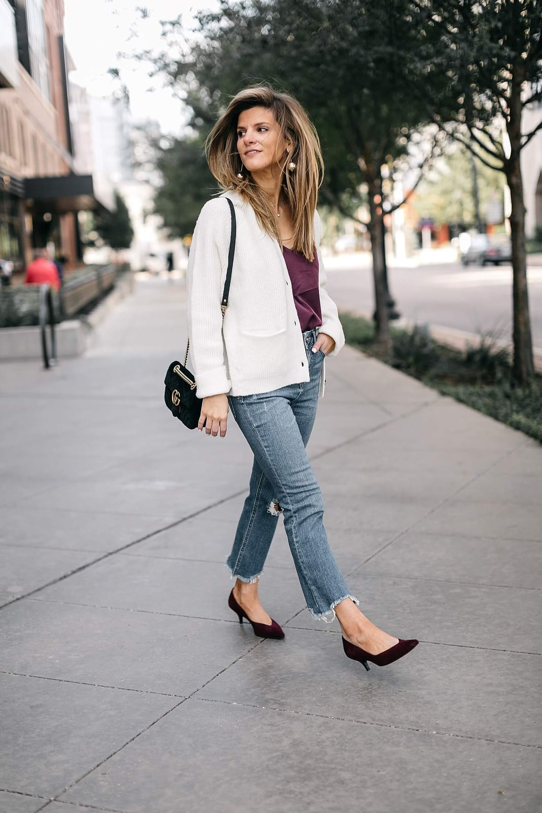 Pointed Kitten Heels With Straight Leg Jeans and Cardigan Pointed Kitten Heels With Straight Leg Jeans and Cardigan — Kitten Heels Outfits