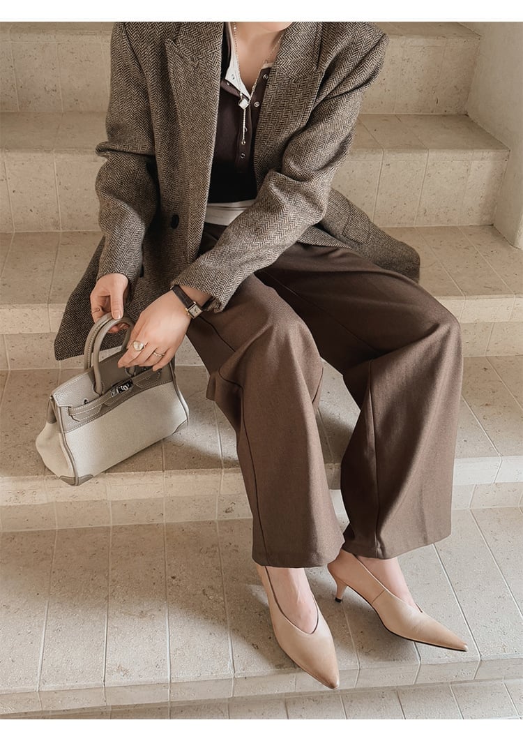 Beige Kitten Heel Pumps With Wide Leg Trousers and Herringbone Blazer Beige Kitten Heel Pumps With Wide Leg Trousers and Herringbone Blazer — Kitten Heels Outfits